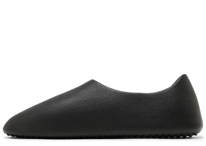 靴 yeezy sl-01 yeezy-yzy-sl-01-black-sneakers